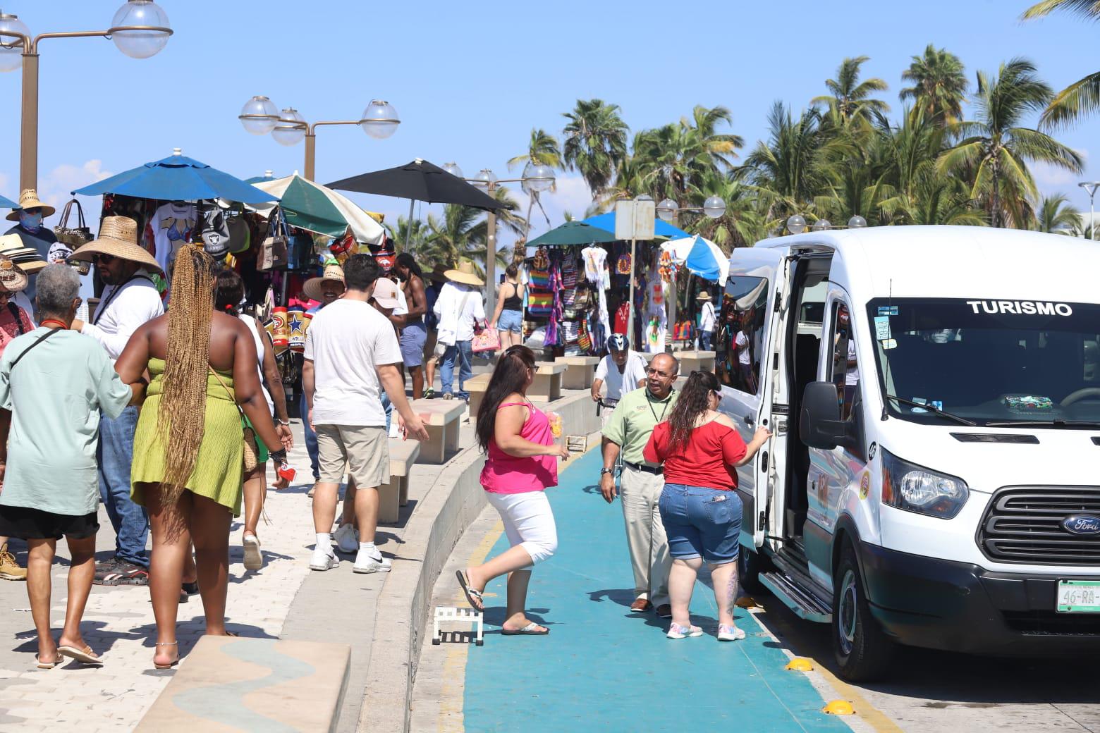 $!Por segundo día, llegan dos cruceros turísticos a Mazatlán, con 6 mil 478 pasajeros