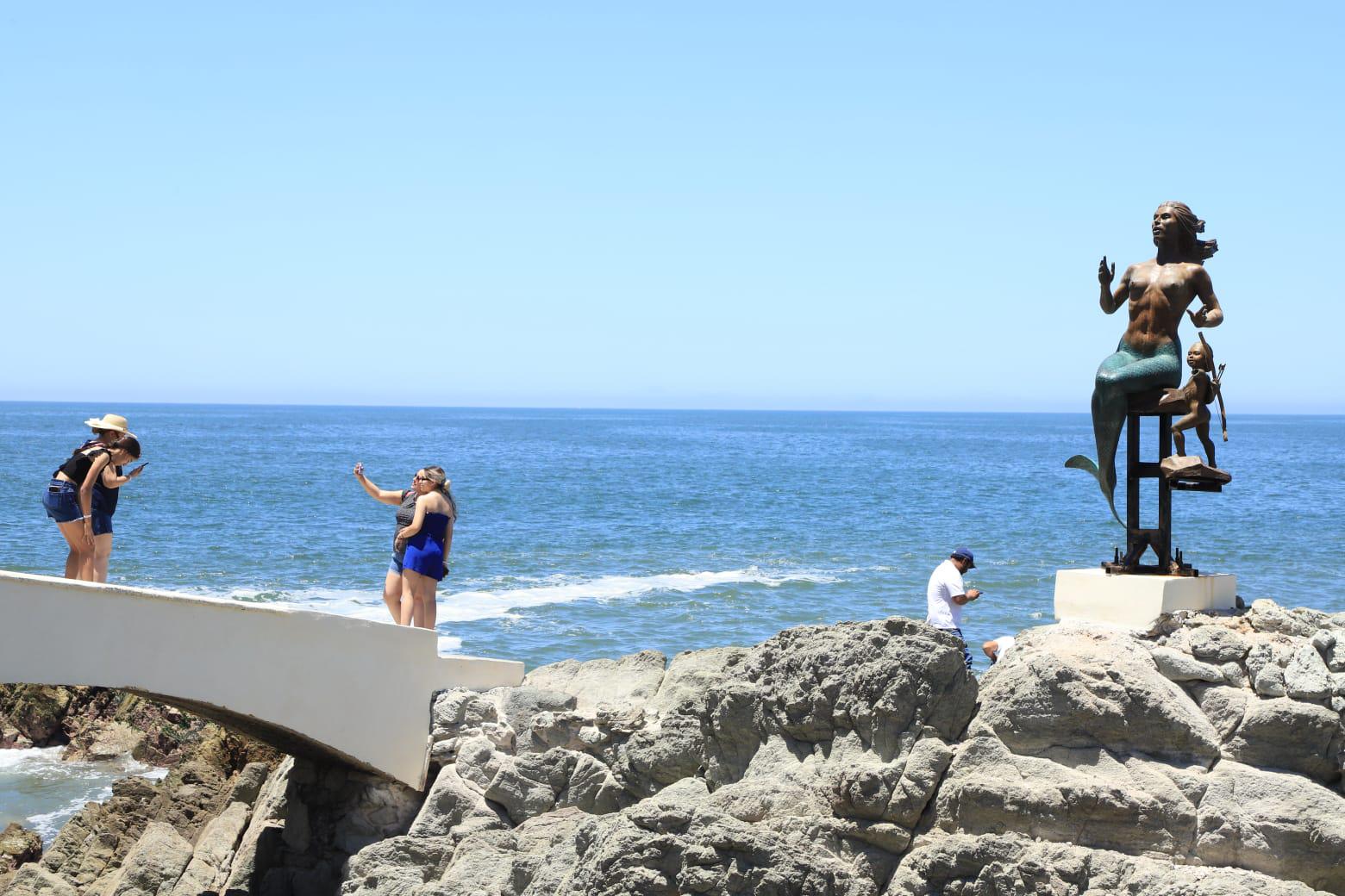 $!En Mazatlán, continúa sin brazo el cupido de La Diosa de los Mares