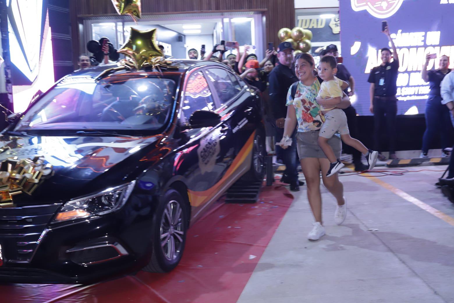 $!Joselyn Gollaz es la ganadora del automóvil que rifó por su apertura en Mazatlán Carnes Selectas Nayarit