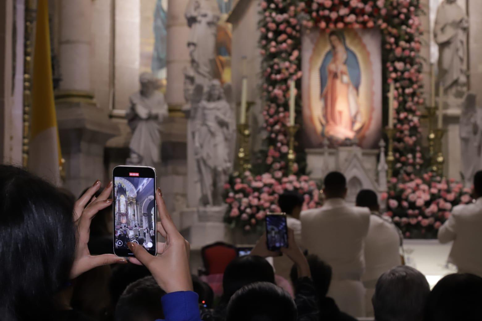 $!Cantan ‘Las Mañanitas’ a la Virgen de Guadalupe, en Catedral de Mazatlán