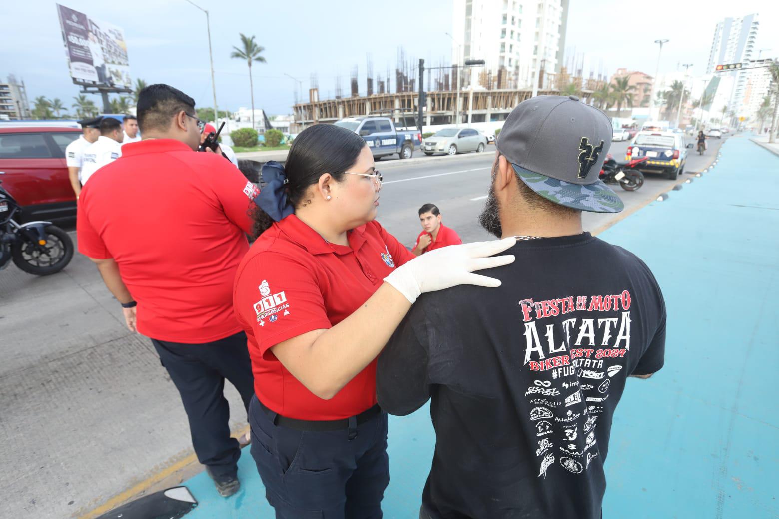 $!Choque entre motos deja tres lesionados en el Malecón de Mazatlán