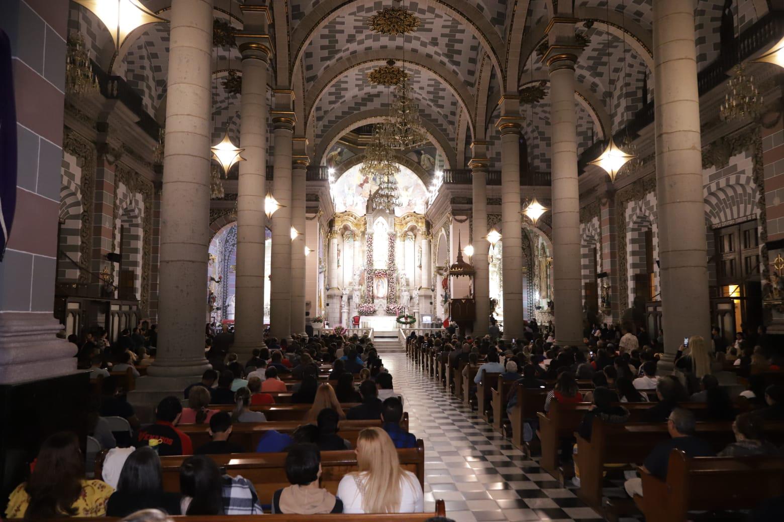 $!Cantan ‘Las Mañanitas’ a la Virgen de Guadalupe, en Catedral de Mazatlán