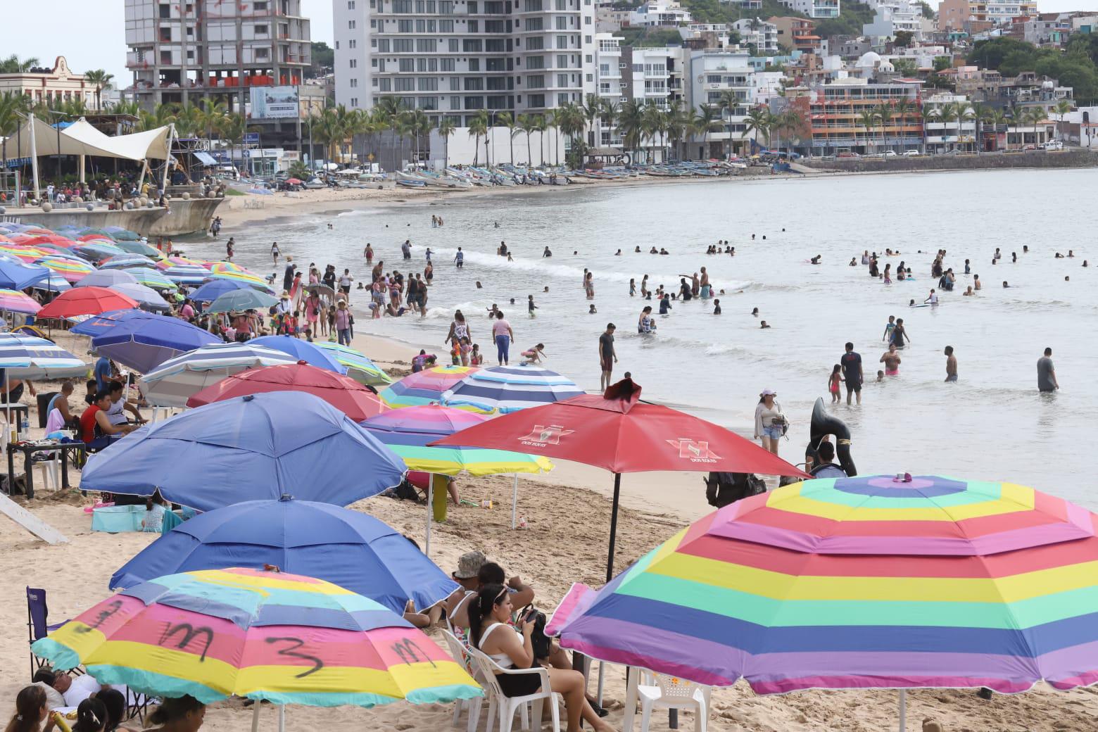 $!Reportan playas de Mazatlán buena afluencia de bañistas y mar tranquilo durante el domingo