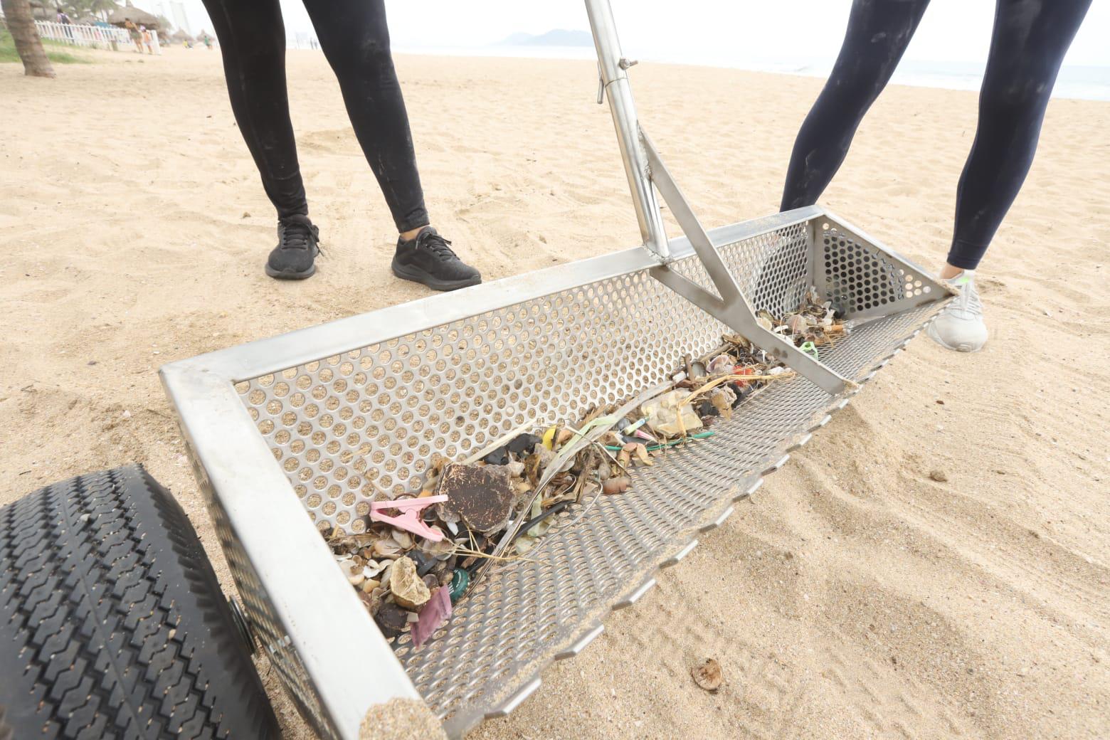 $!Niños y MazConciencia realizan limpieza en playa de Mazatlán