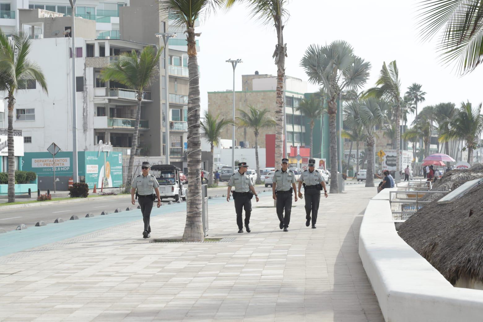 $!Elementos de la Guardia Nacional vigilan la zona turística de Mazatlán