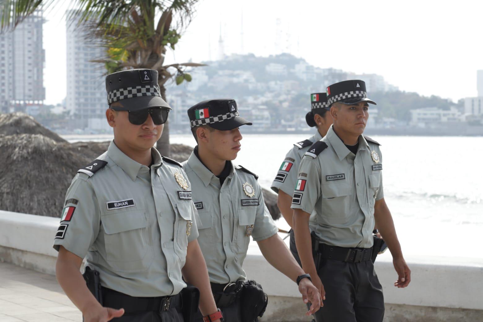 $!Elementos de la Guardia Nacional vigilan la zona turística de Mazatlán