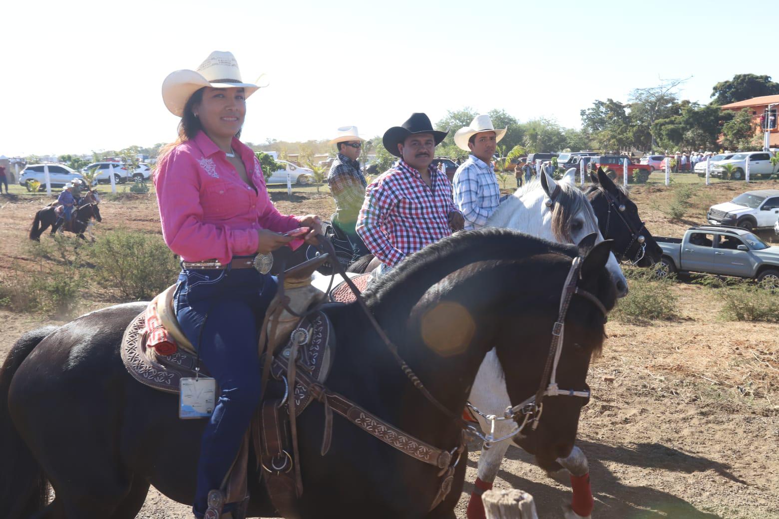 $!Celebran en Mazatlán la Gran Cabalgata de la familia Escobar