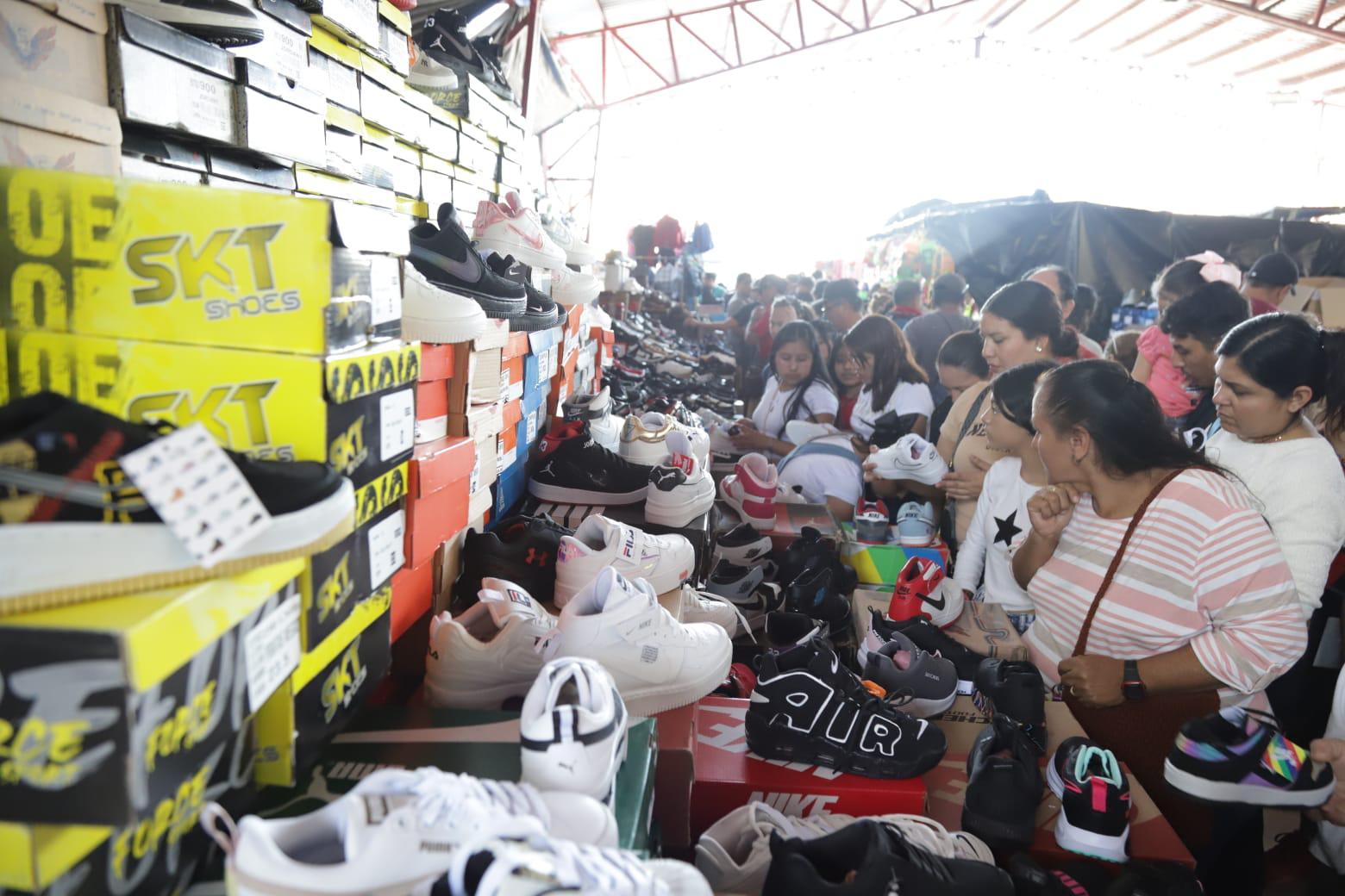 $!Abarrotan tianguis de la Juárez por compras navideñas, en Mazatlán