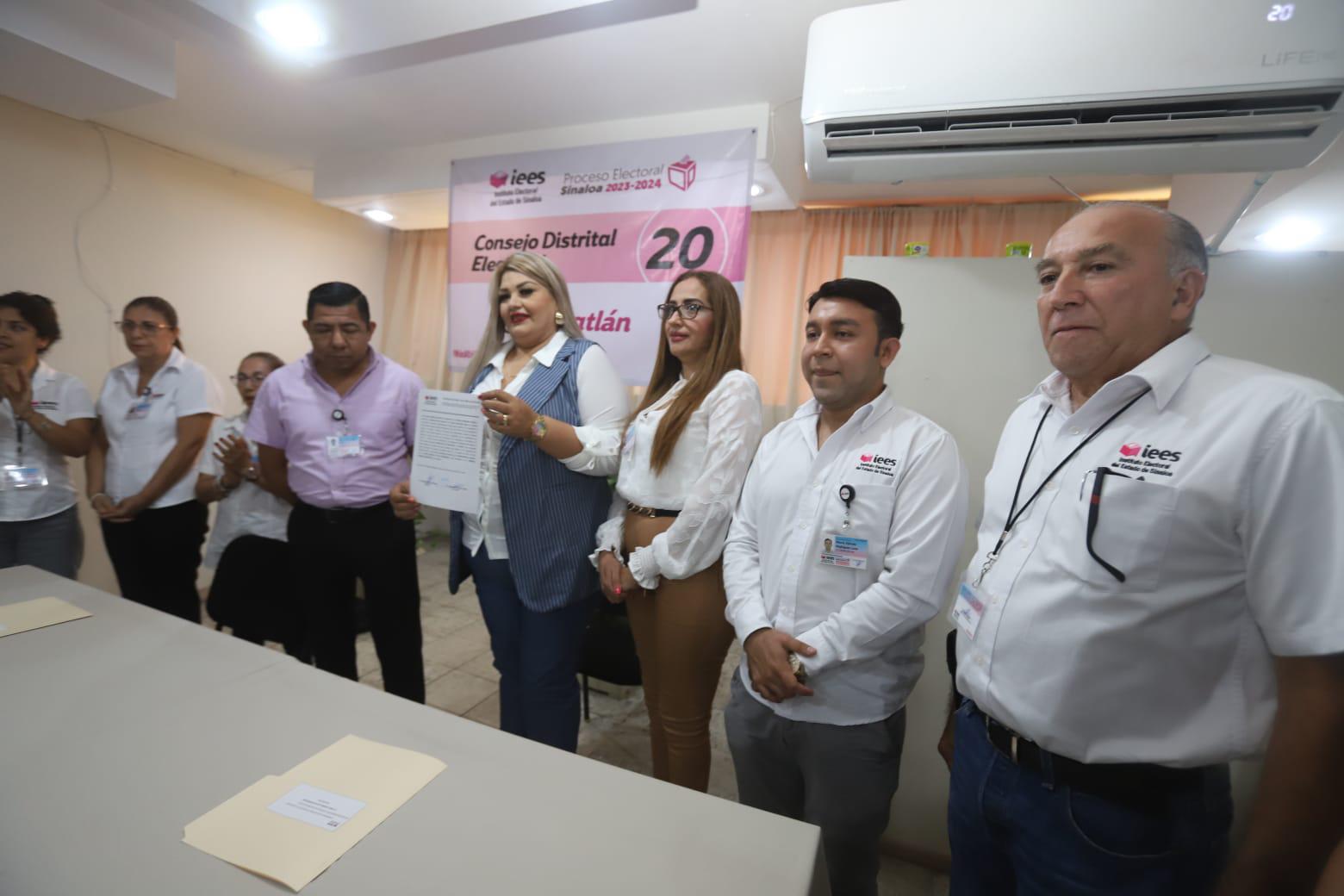 $!Recibe Karla Ulloa constancia como Diputada local electa por el Distrito 20 Electoral