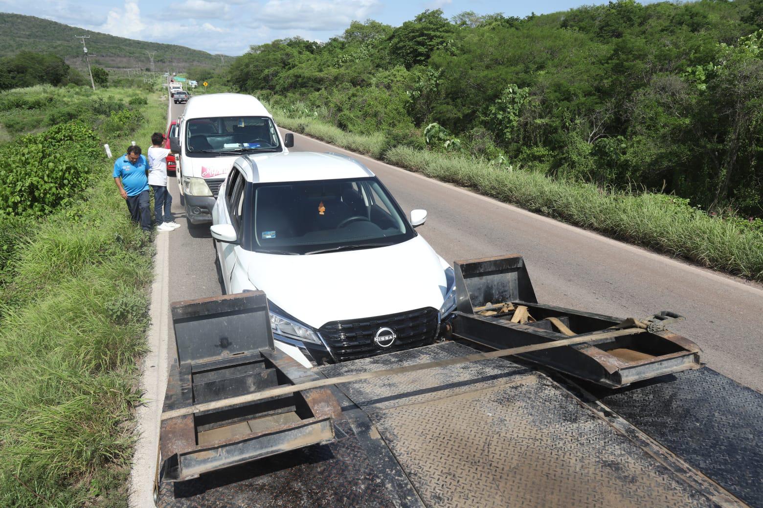 $!Carambola deja 5 vehículos dañados en la carretera México 15 en Aguaje de Costilla