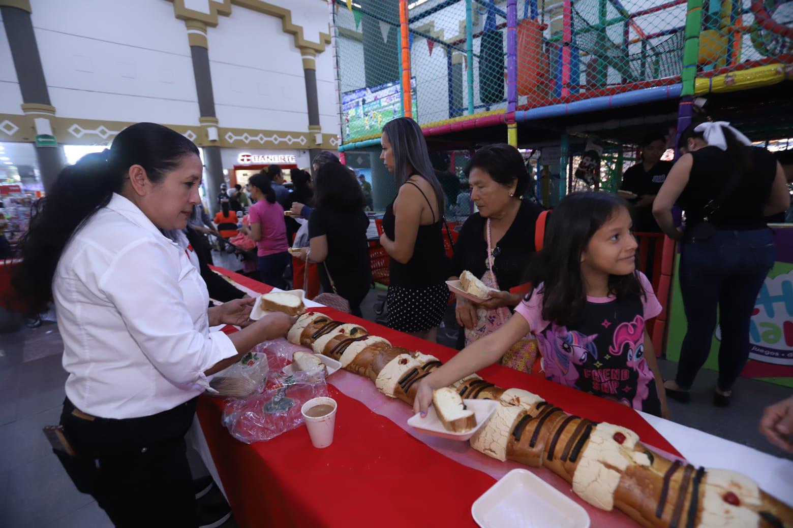 $!Casa Ley consiente a sus clientes con una gigante Rosca de Reyes