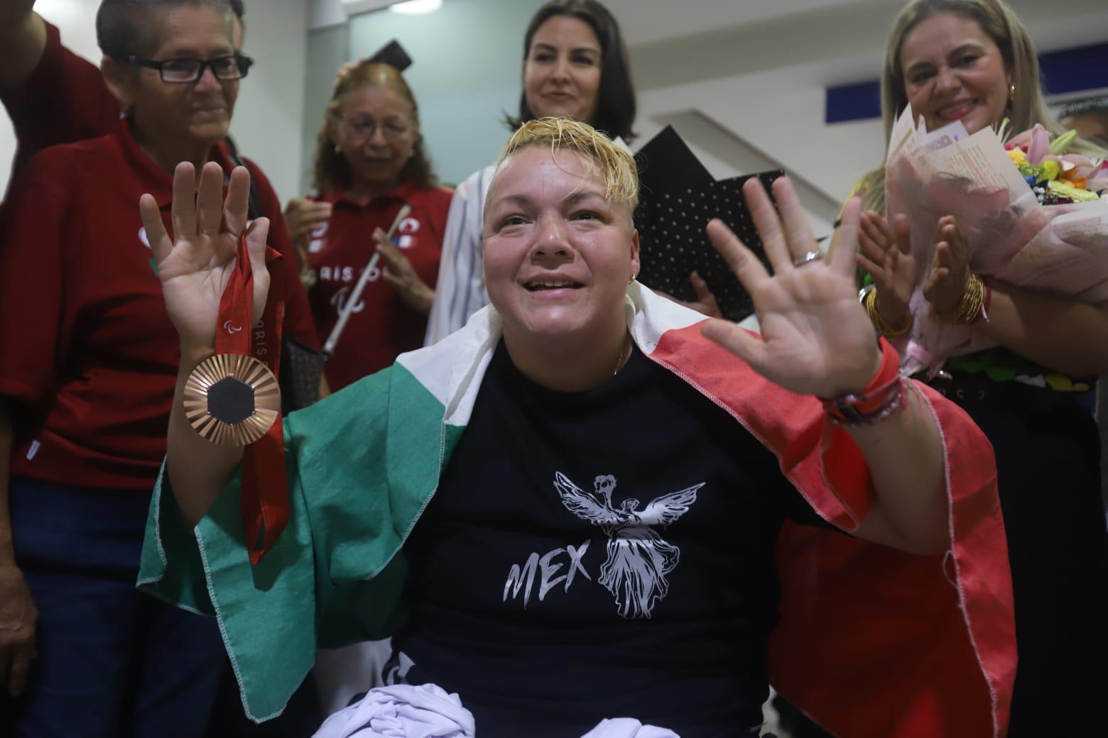 $!Entre música y mucho calor humano arribó al puerto la multimedallista Rosa María Guerrero