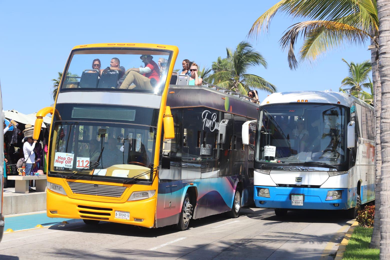 $!Por segundo día, llegan dos cruceros turísticos a Mazatlán, con 6 mil 478 pasajeros