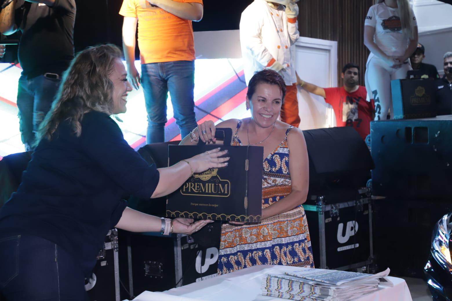 $!Joselyn Gollaz es la ganadora del automóvil que rifó por su apertura en Mazatlán Carnes Selectas Nayarit