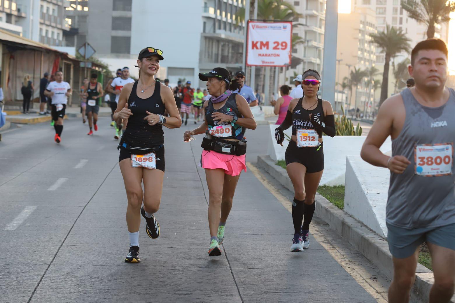 $!¡Orgullo mexiquense! Antonio Vara y Reyna Rivera dominan los 21K del Maratón Pacífico