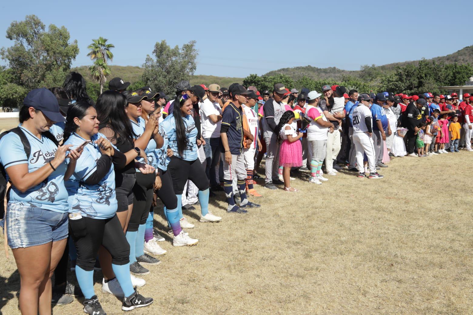 $!Rinden múltiples homenajes en Liga de Beisbol del Chololos