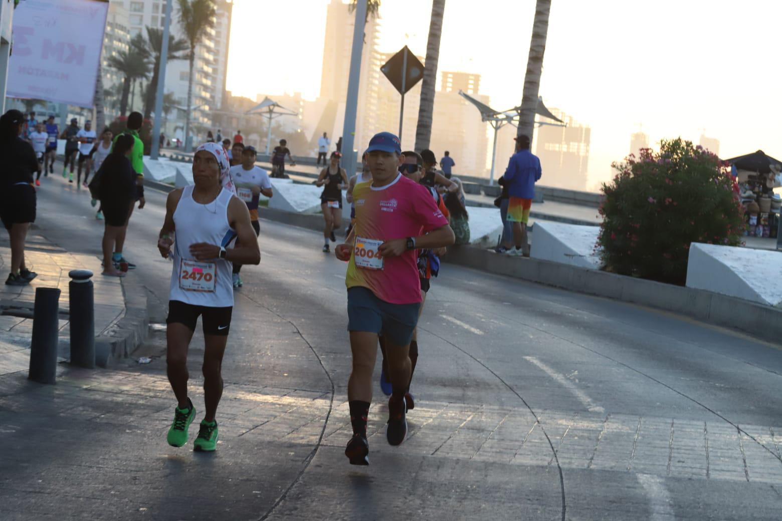 $!¡Orgullo mexiquense! Antonio Vara y Reyna Rivera dominan los 21K del Maratón Pacífico