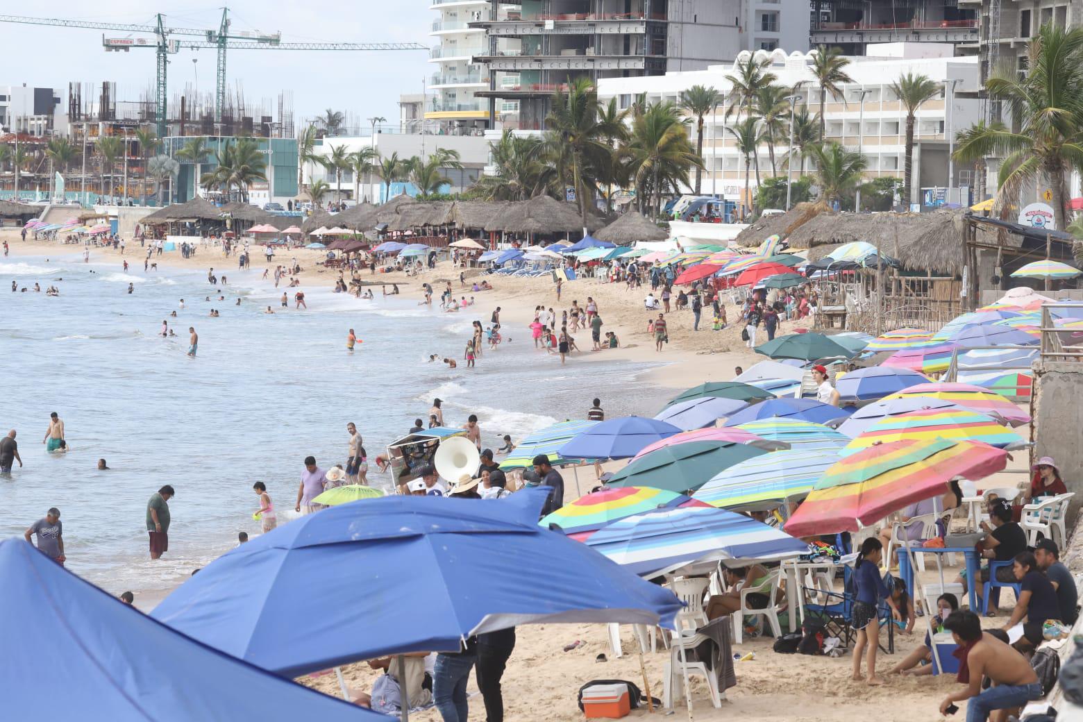 $!Reportan playas de Mazatlán buena afluencia de bañistas y mar tranquilo durante el domingo