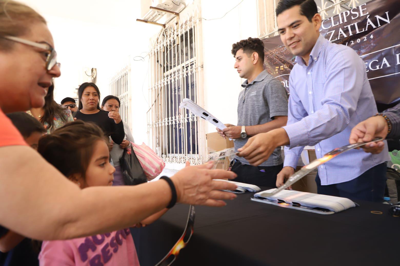 $!Se mantienen muy concurridos este sábado módulos de reparto de lentes solares en Mazatlán