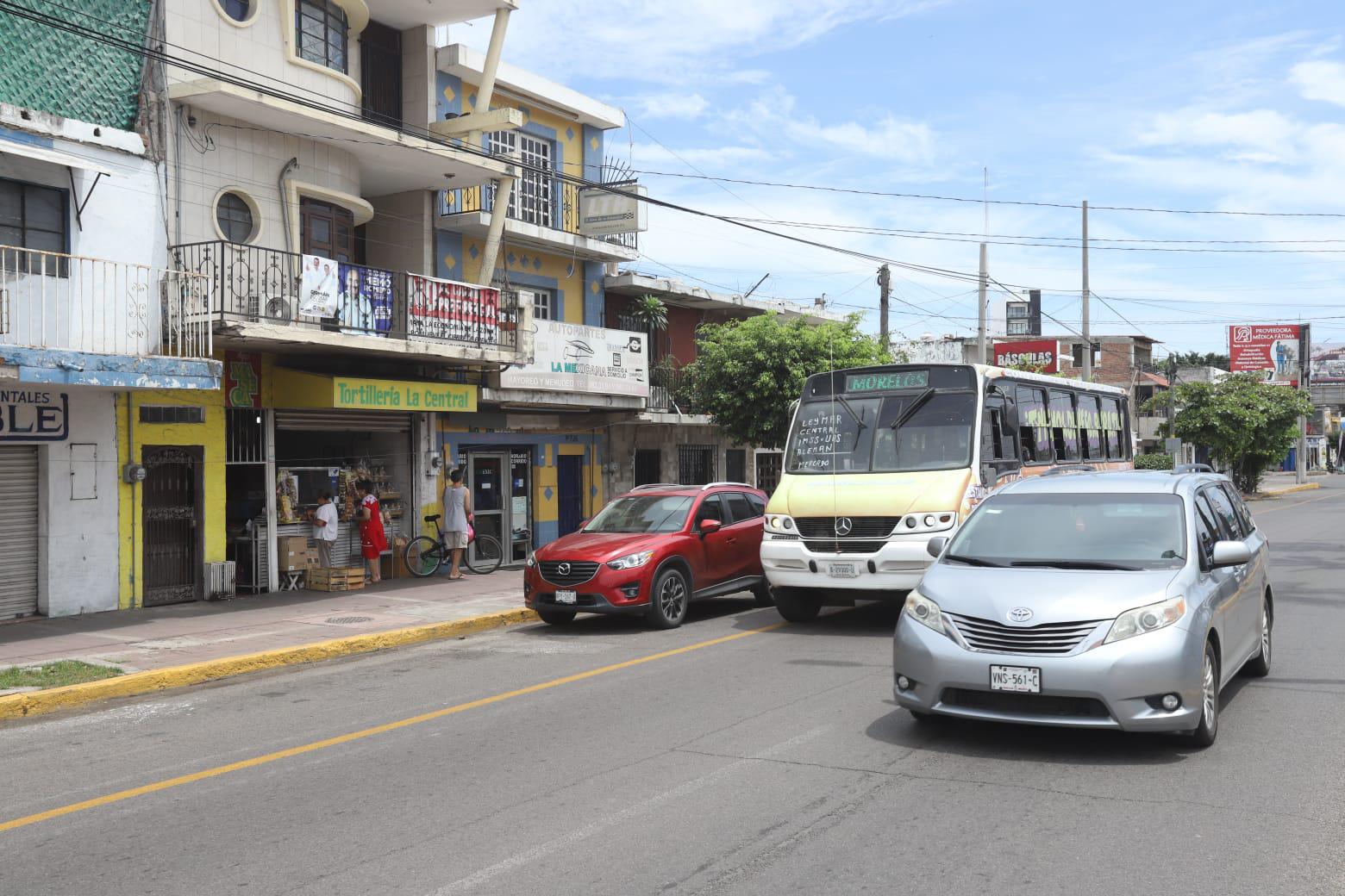 $!Acusan comerciantes en avenida Juan Carrasco acoso de tránsito a sus clientes, en Mazatlán