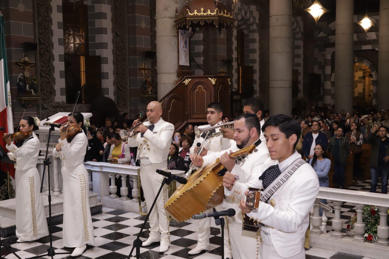 $!Cantan ‘Las Mañanitas’ a la Virgen de Guadalupe, en Catedral de Mazatlán