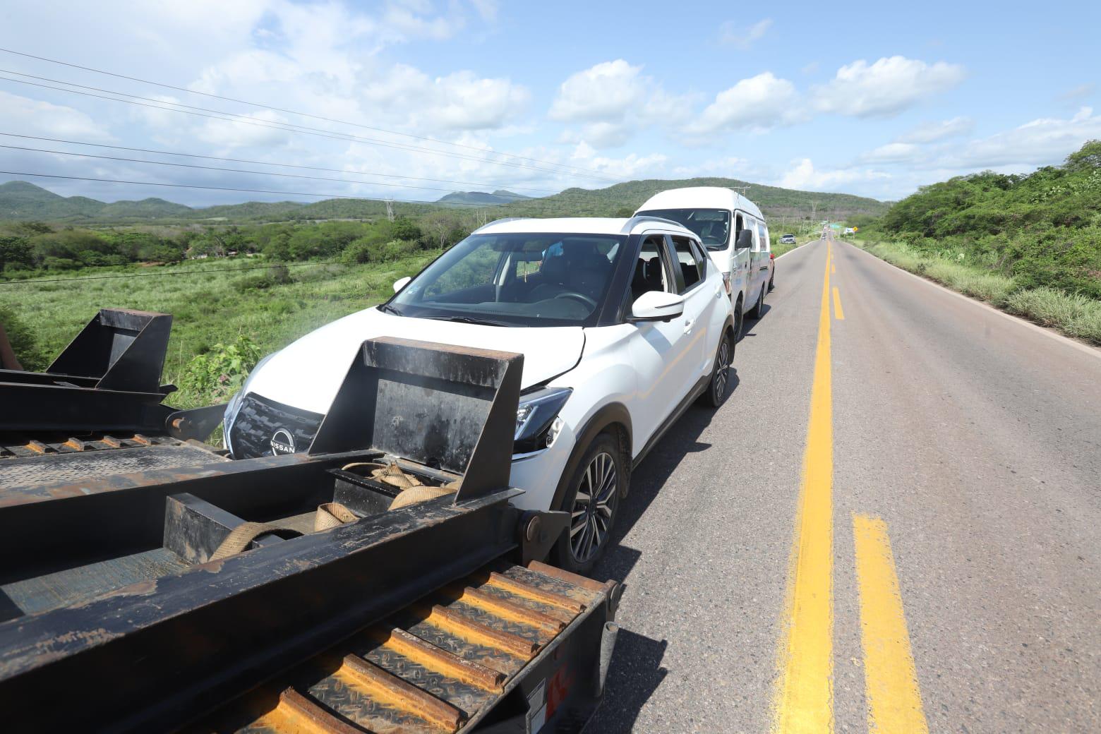 $!Carambola deja 5 vehículos dañados en la carretera México 15 en Aguaje de Costilla