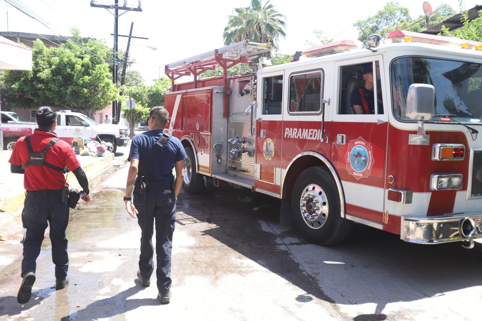 $!Incendio de camioneta moviliza a cuerpos de emergencia en Mazatlán