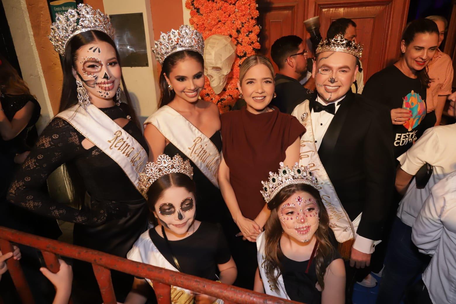 $!Estrella Palacios entre Siu Ling Cotero, Reina de los Juegos Florales; Carolina Ruelas, Reina del Carnaval; Héctor Limón, Rey de la Alegría; Givanna Miranda, Reina de la Poesía y María Paula Velarde, Reina Infantil.