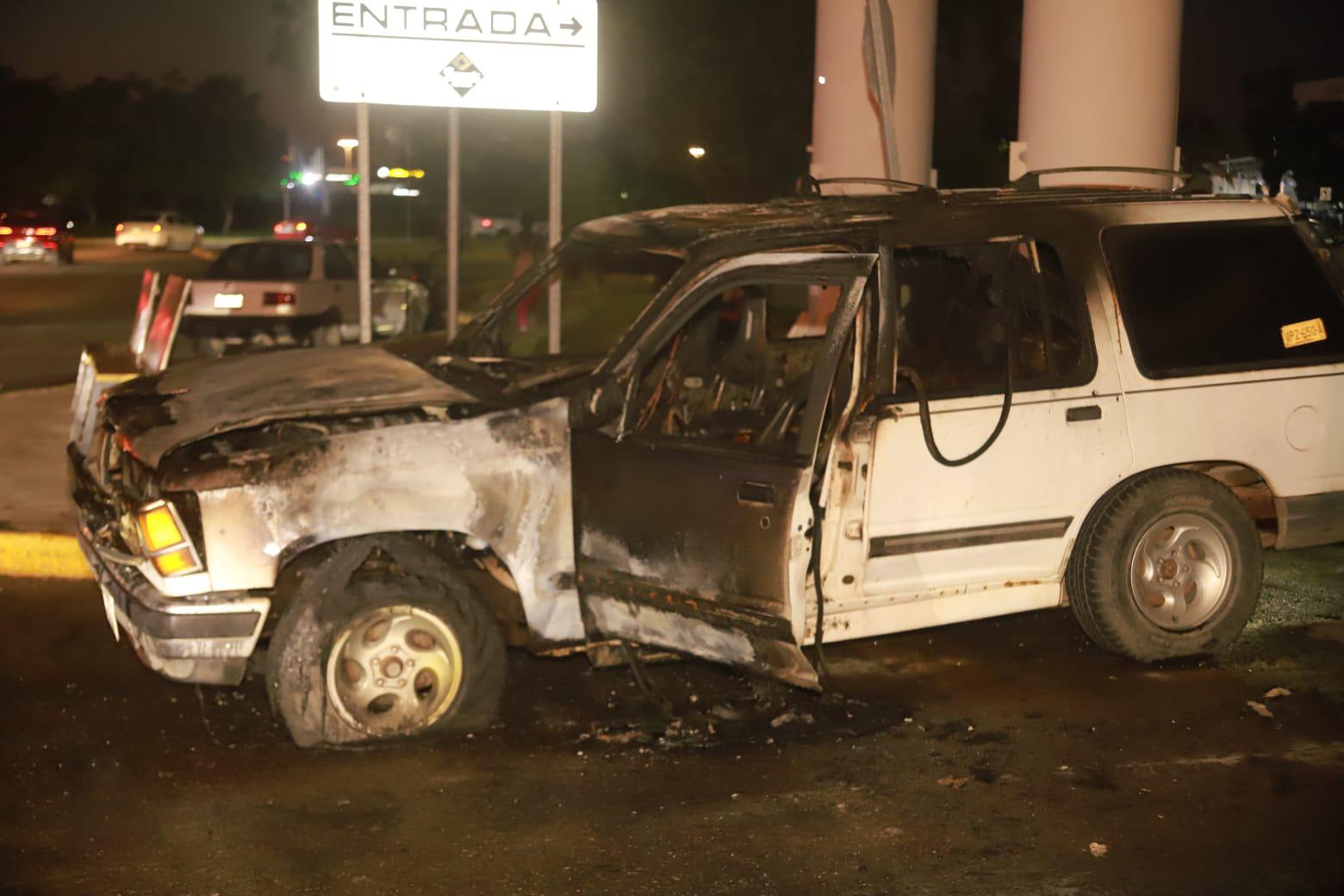 $!Se incendia camioneta en Mazatlán; no hay lesionados