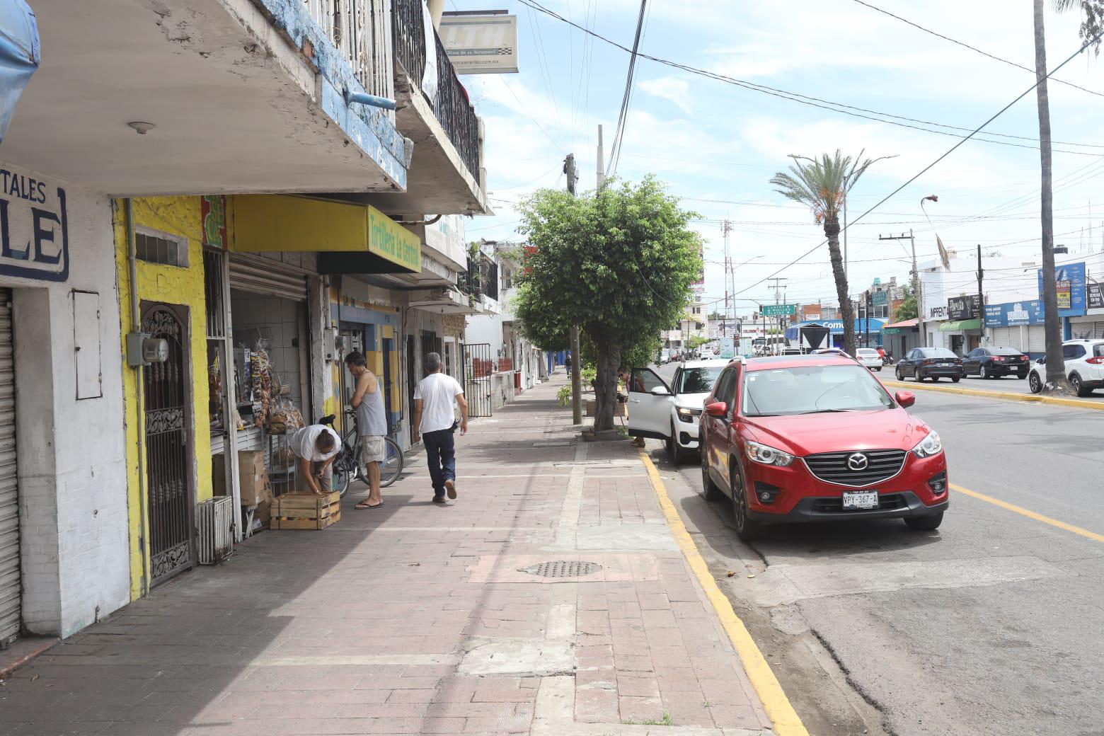 $!Acusan comerciantes en avenida Juan Carrasco acoso de tránsito a sus clientes, en Mazatlán