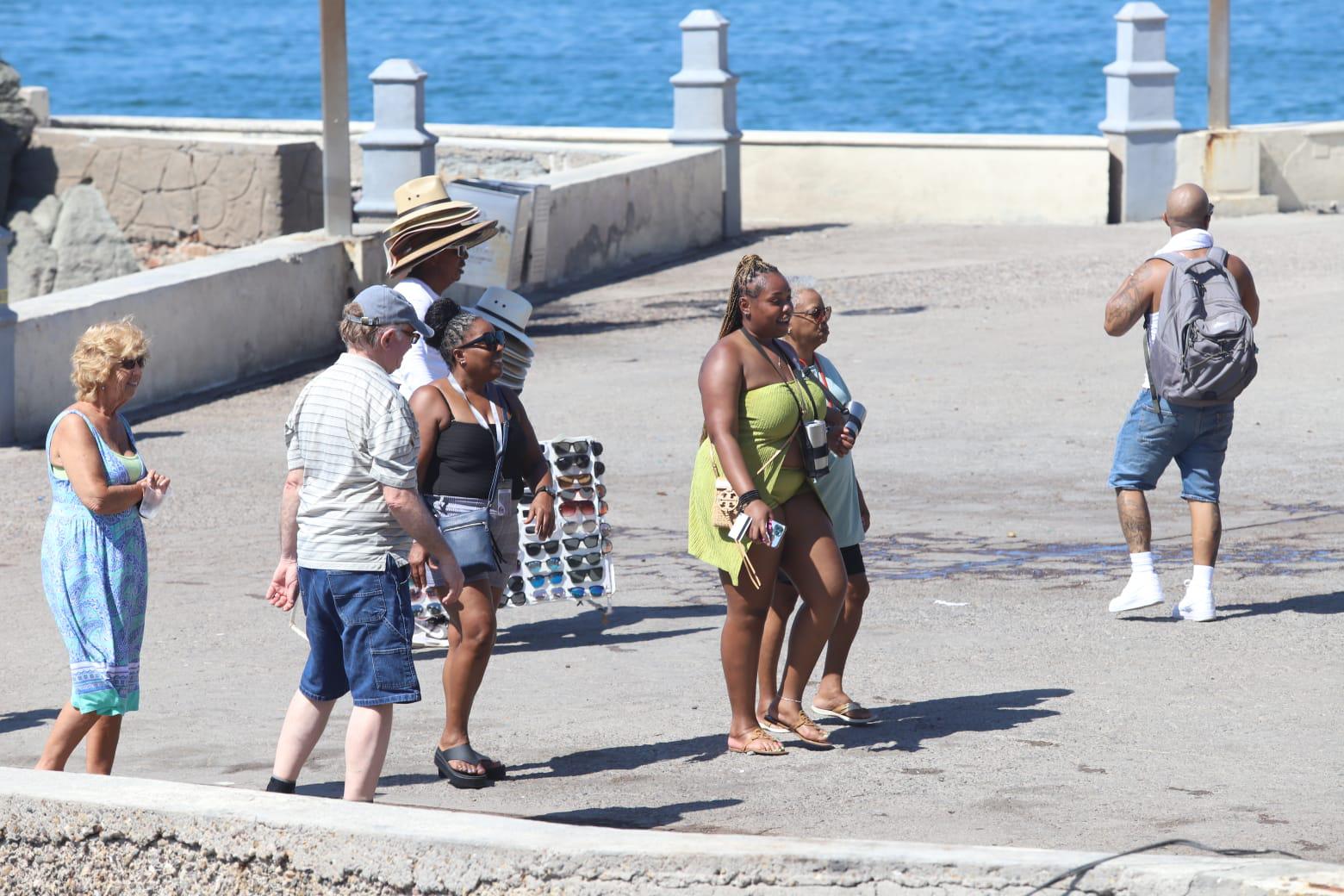 $!Por segundo día, llegan dos cruceros turísticos a Mazatlán, con 6 mil 478 pasajeros