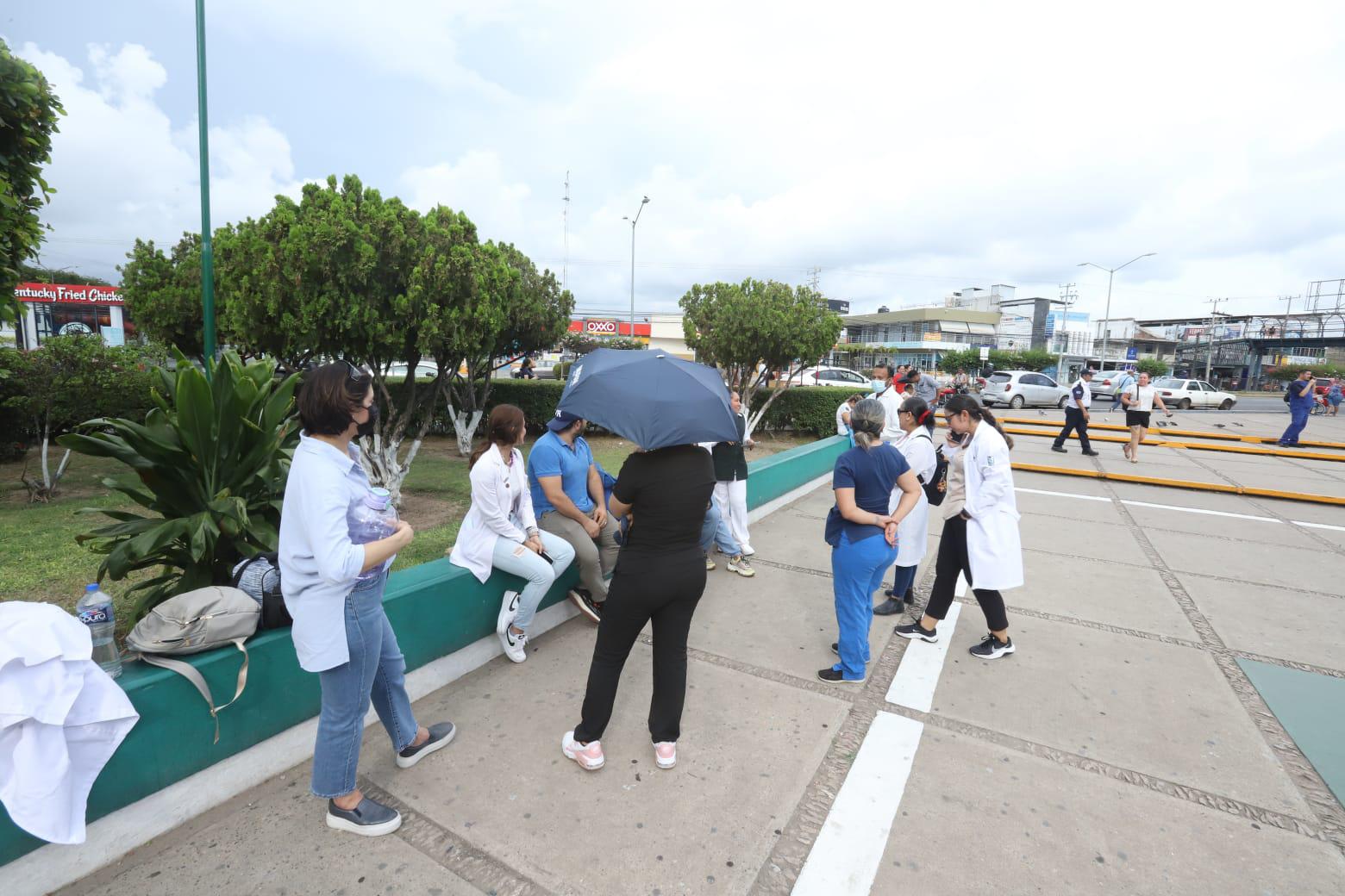 $!Desalojan áreas del IMSS nuevo en Mazatlán por fuga de oxígeno