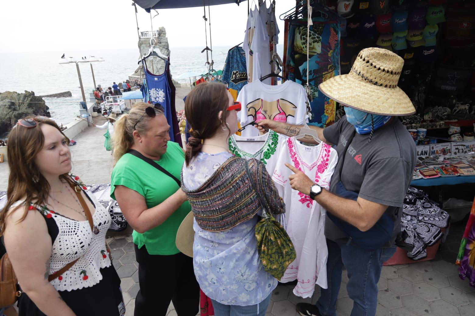 $!Atracan Norwegian Joy y Carnival Panorama, los primeros dos cruceros del 2025 en Mazatlán