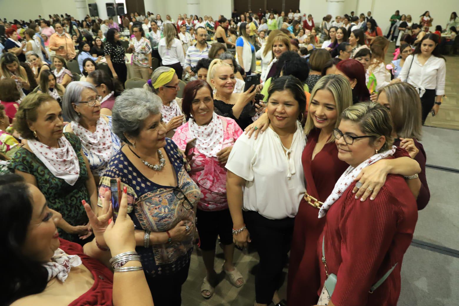 $!Se reúne Estrella Palacios con más de mil mujeres antes de su cierre de campaña