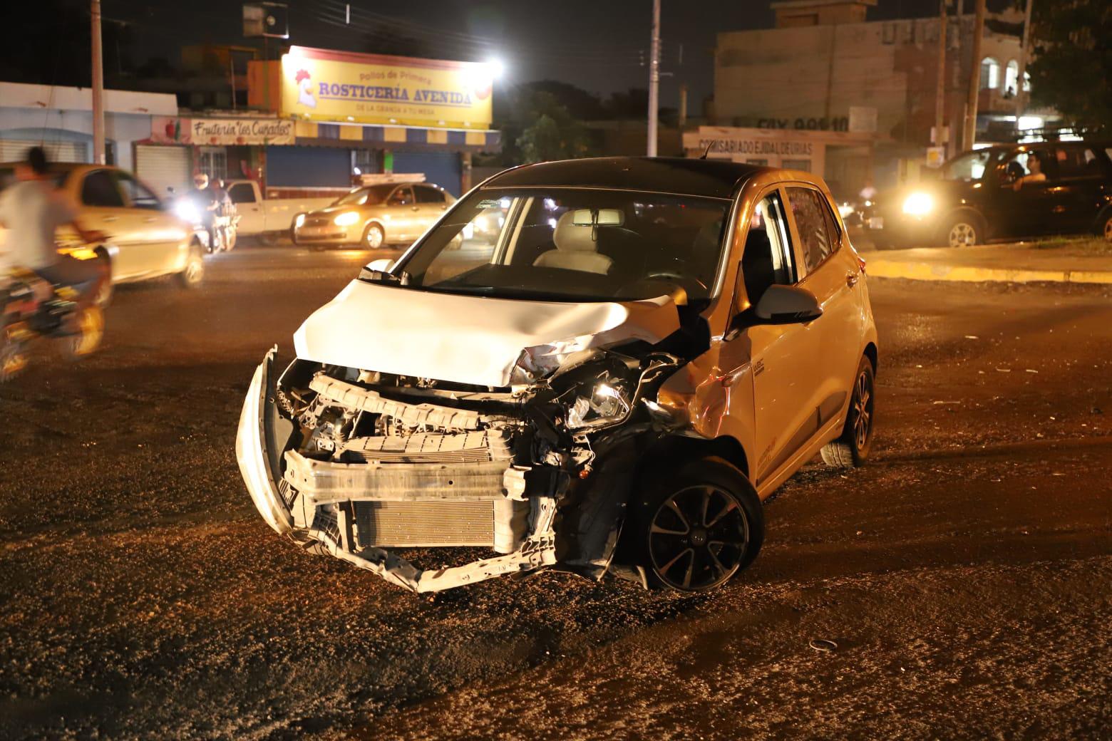 $!Chocan camioneta y automóvil en crucero de Urías en Mazatlán