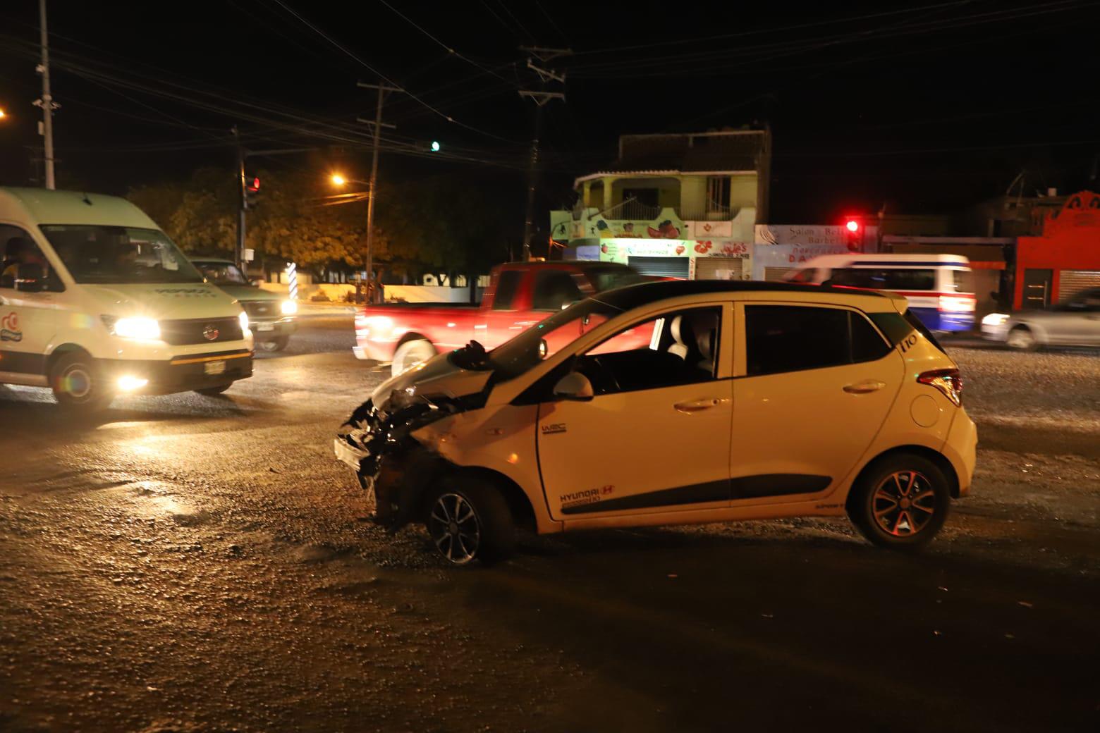 $!Chocan camioneta y automóvil en crucero de Urías en Mazatlán