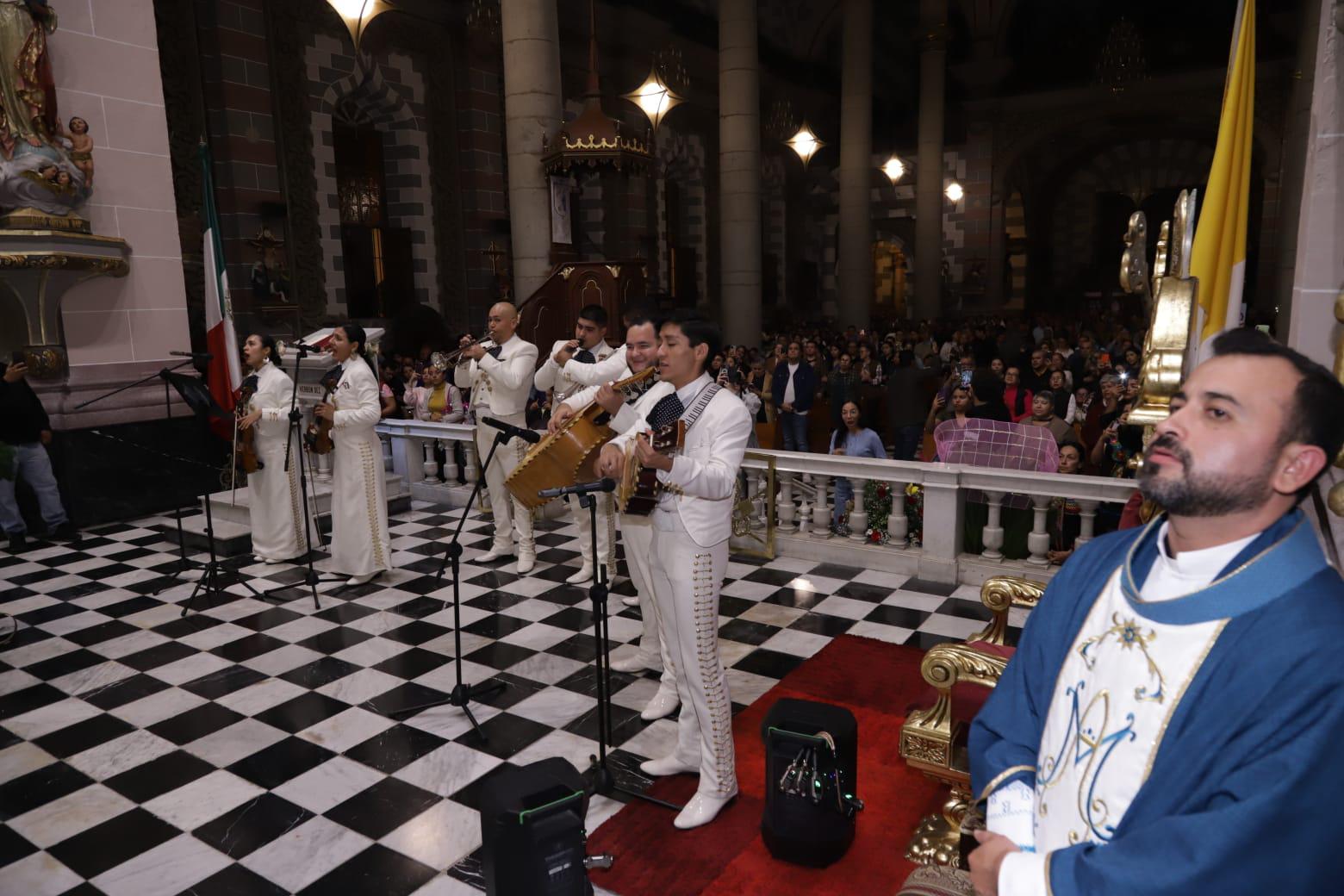 $!Cantan ‘Las Mañanitas’ a la Virgen de Guadalupe, en Catedral de Mazatlán