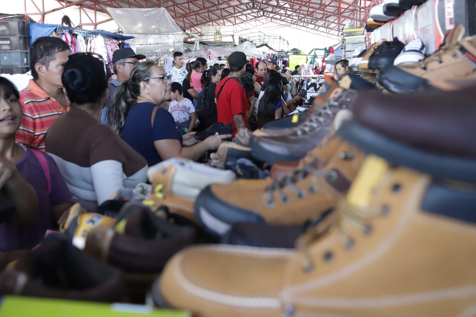 $!Abarrotan tianguis de la Juárez por compras navideñas, en Mazatlán