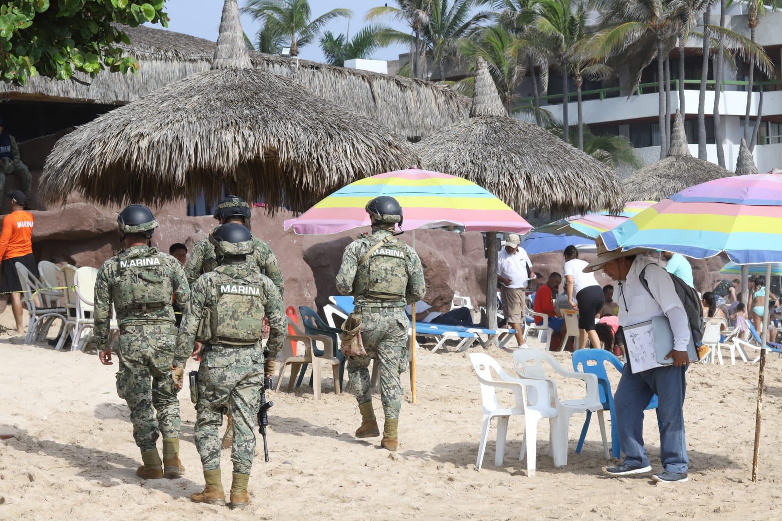 $!Reportan playas de Mazatlán buena afluencia de bañistas y mar tranquilo durante el domingo