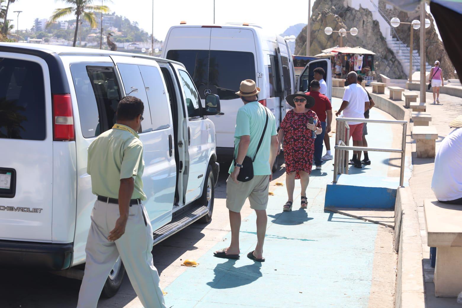 $!Por segundo día, llegan dos cruceros turísticos a Mazatlán, con 6 mil 478 pasajeros