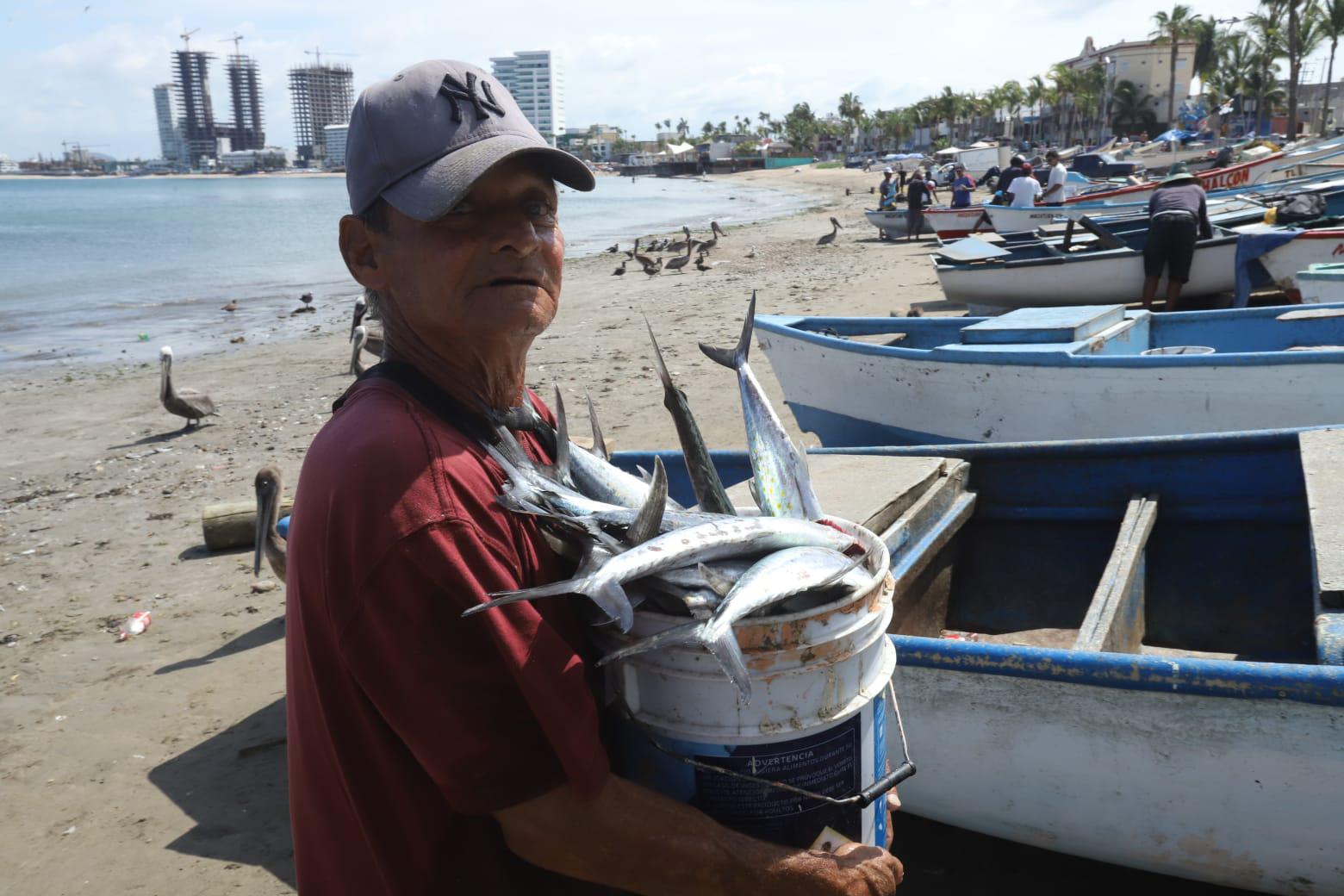 $!Reportan vendedores de pescados en Mazatlán las ventas más bajas en años