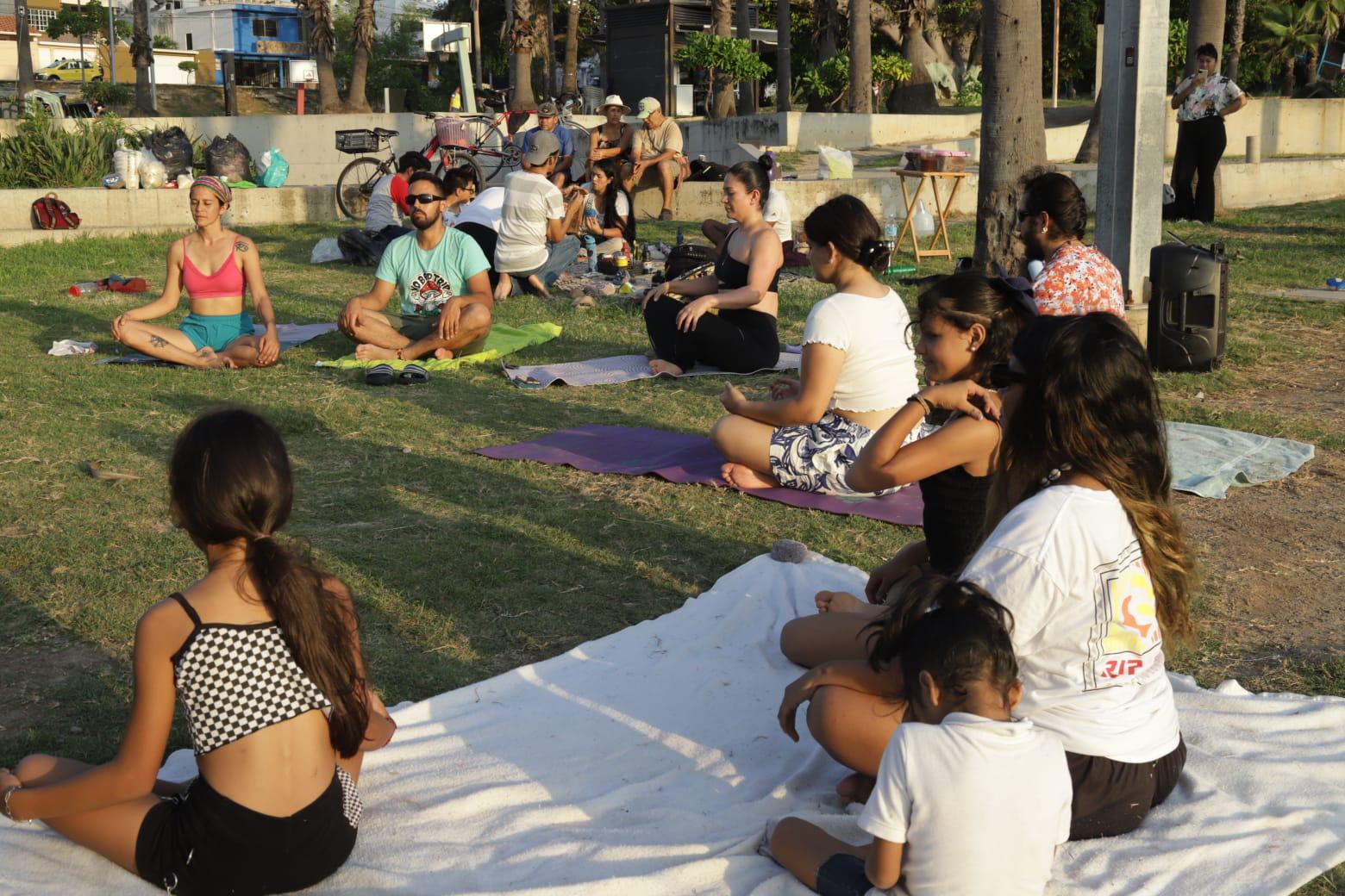 $!Reciben el Equinoccio de Otoño en el Parque Ciudades Hermanas, en Mazatlán