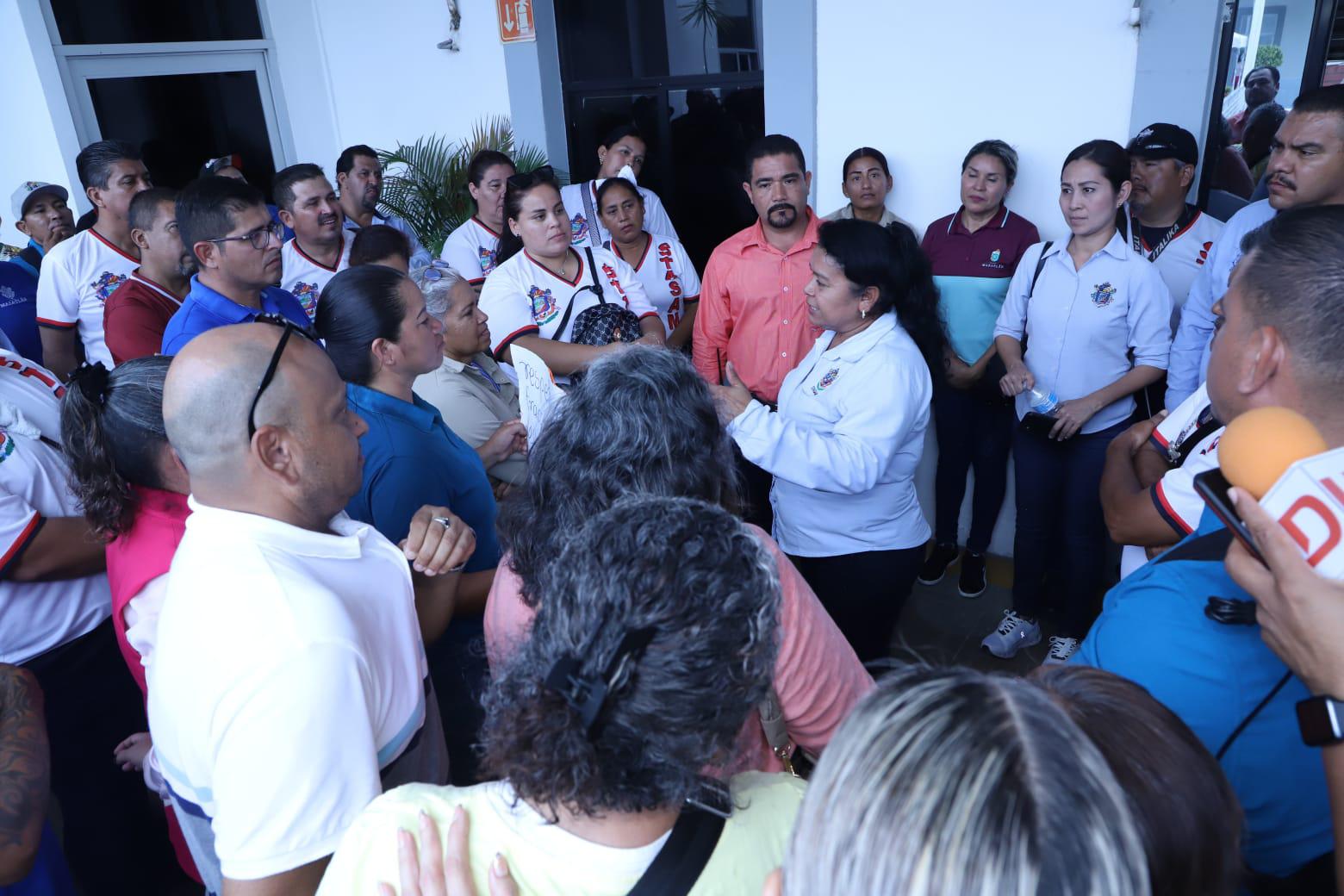 $!Trabajadores del Sindicato del Ayuntamiento de Mazatlán se manifiestan en la puerta de Presidencia