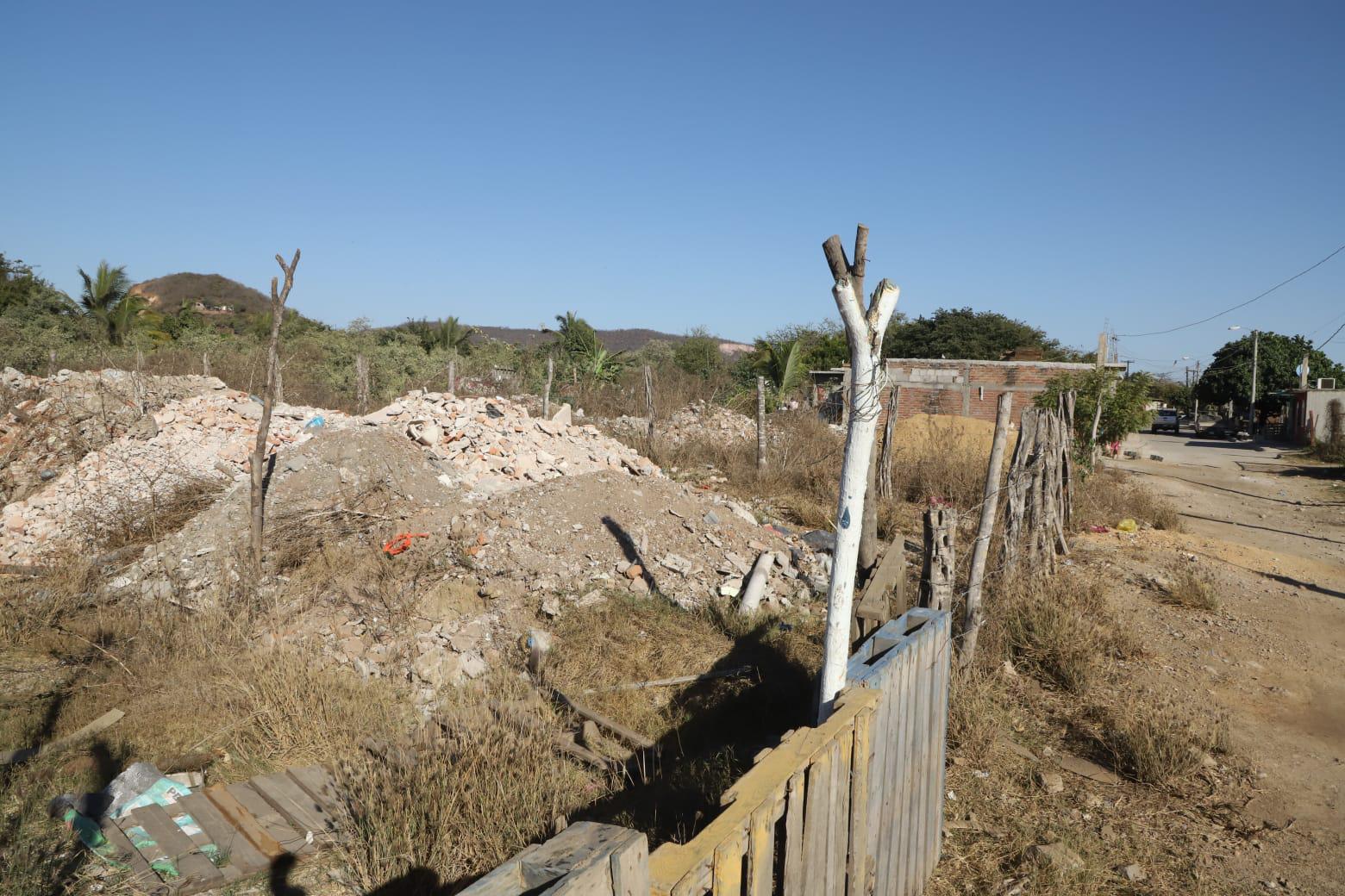 $!Vecinos de la Madero en Mazatlán denuncian canal colapsado