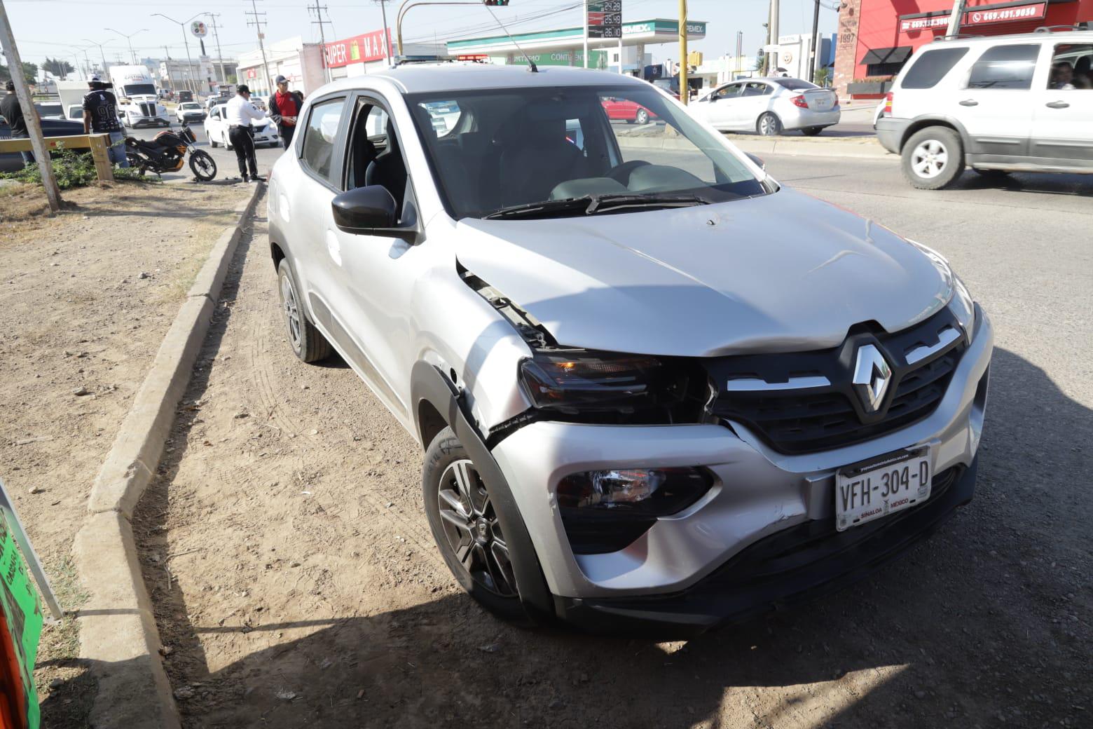 $!Motociclista resulta lesionado tras ser arrollado por automóvil en la avenida Clouthier, en Mazatlán.