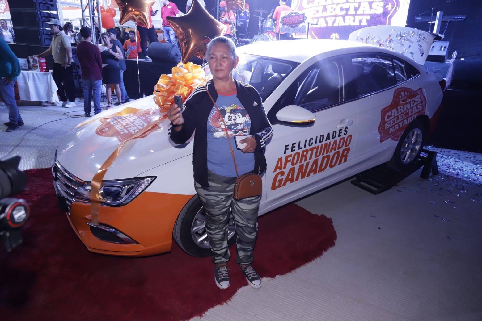 $!Esmeralda gana el auto rifado por Carnes Selectas Nayarit por la apertura de su segunda sucursal en Mazatlán