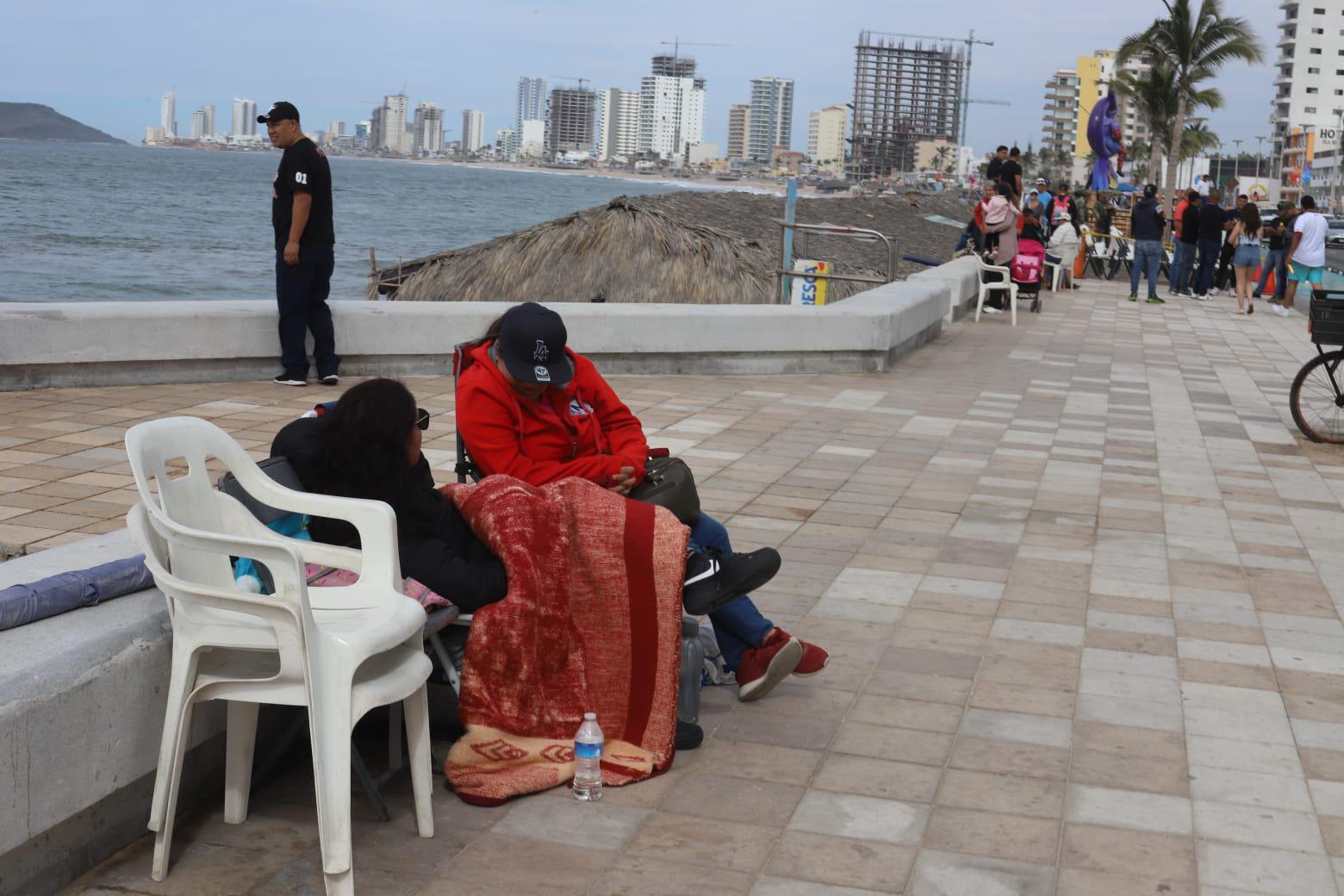 $!No solo rentan sillas en $400, ahora también el espacio público hasta en $2 mil en el malecón