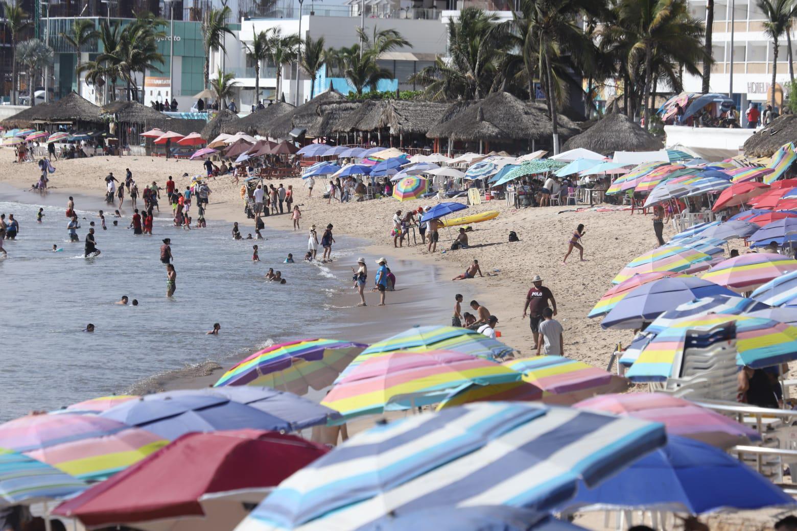 $!Registra Mazatlán playas llenas en el primer domingo del mes de agosto