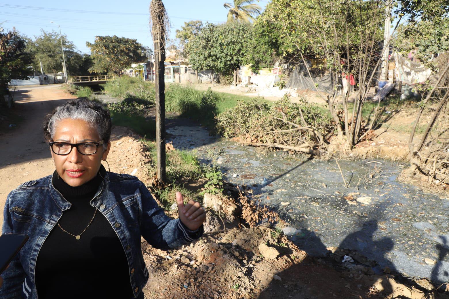 $!Vecinos de la Madero en Mazatlán denuncian canal colapsado