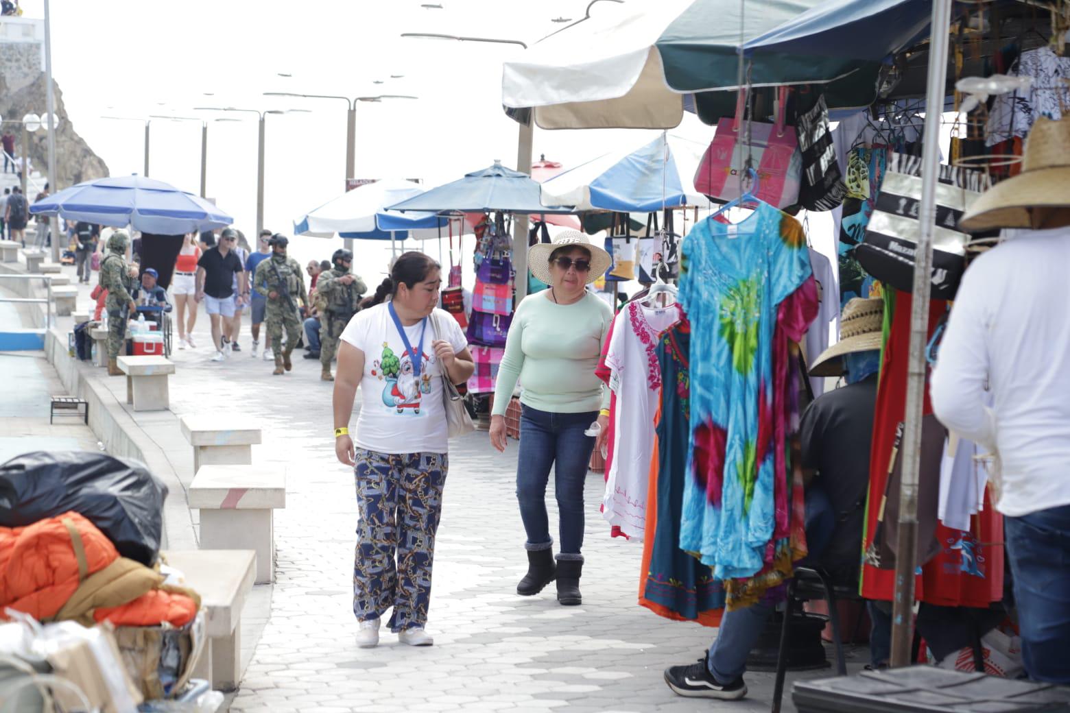 $!Atracan Norwegian Joy y Carnival Panorama, los primeros dos cruceros del 2025 en Mazatlán